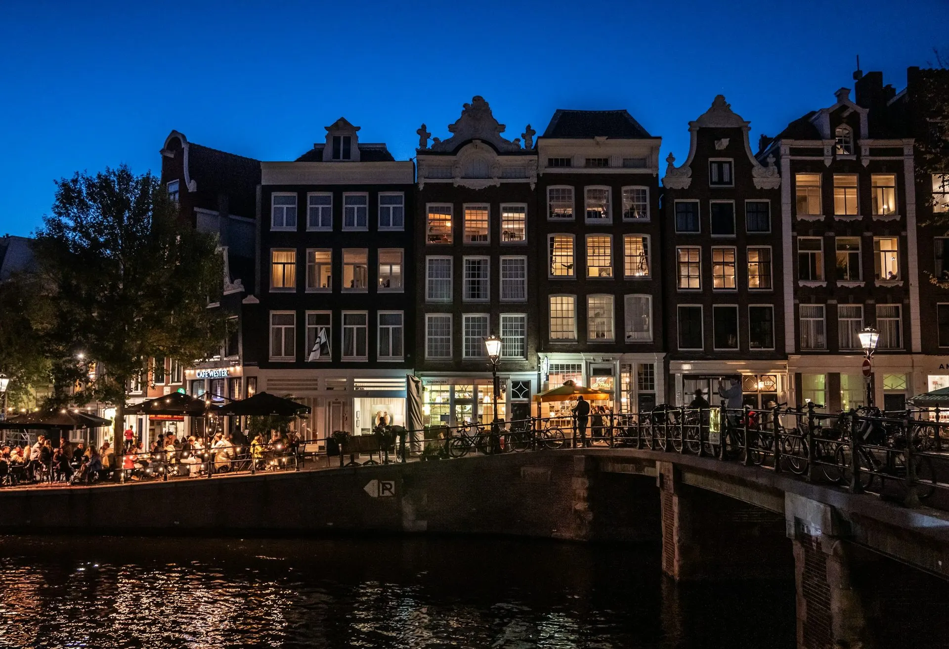 Amsterdam Evening Canal Cruise with Drinks