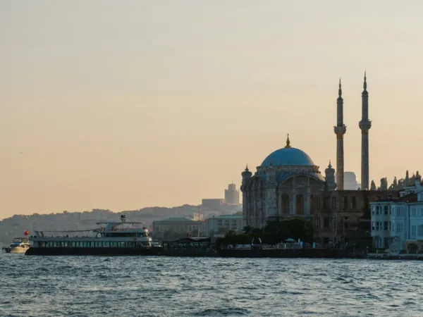 Bosphorus Sunset Cruise with Snacks & Guide