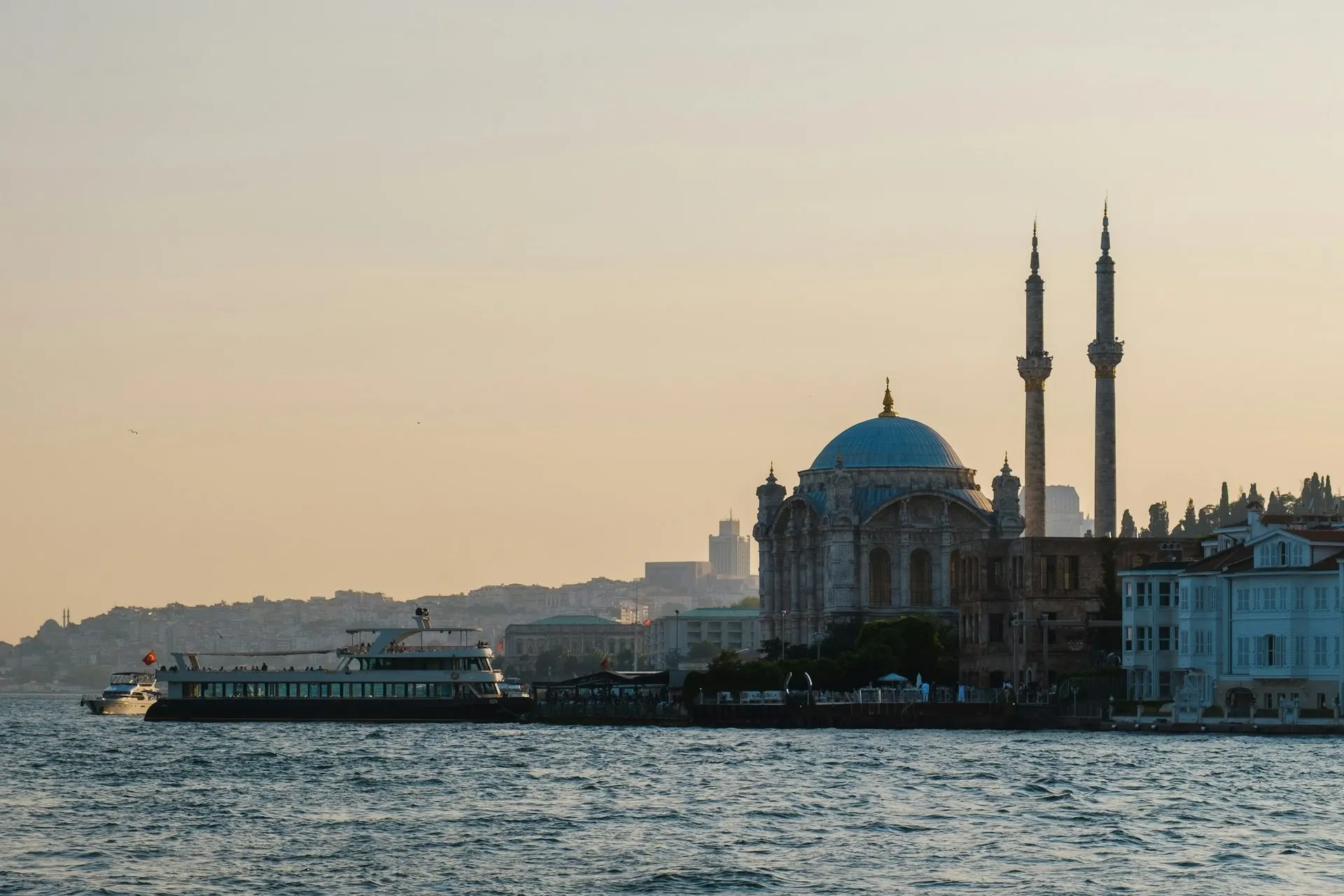 Bosphorus Sunset Cruise with Snacks & Guide